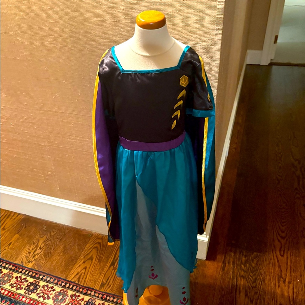 Elegant Disney Princess Ana Dress Frozen Costume with detachable cape. Size 9-10